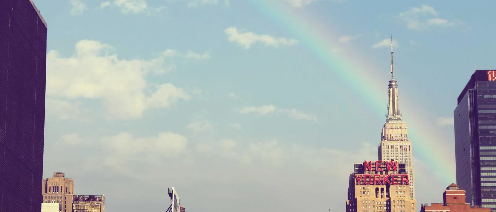 Hochhäuser vor einem Himmel mit Regenbogen